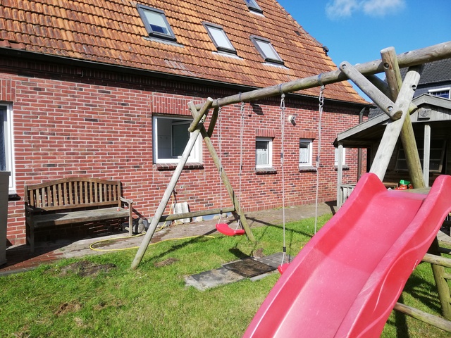 hinter dem Haus, kleiner Spielplatz