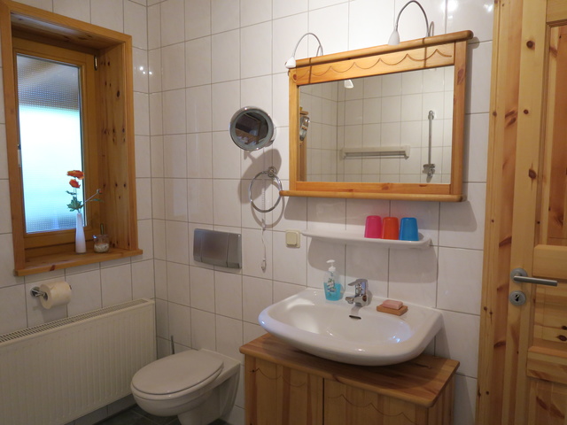 Badezimmer mit Kosmetikspiegel