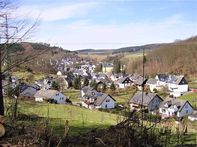 Blick zum Dorf. Unten links verdeckt die Fewo