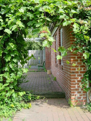 Gartenseite, Weg zur großen Terasse